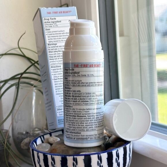 First Aid Beauty Ultra Repair Face Moisturizer + Sunscreen Broad Spectrum SPF 30 - Picture 7 of 12